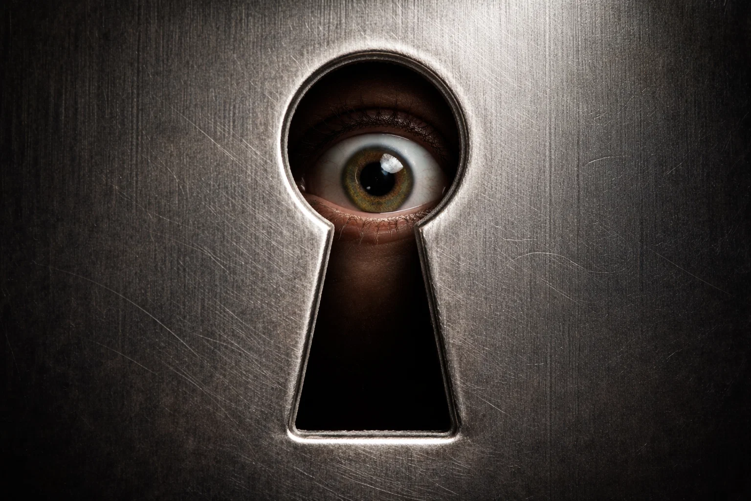 Ein, durch Schlüsselloch schauendes, Auge